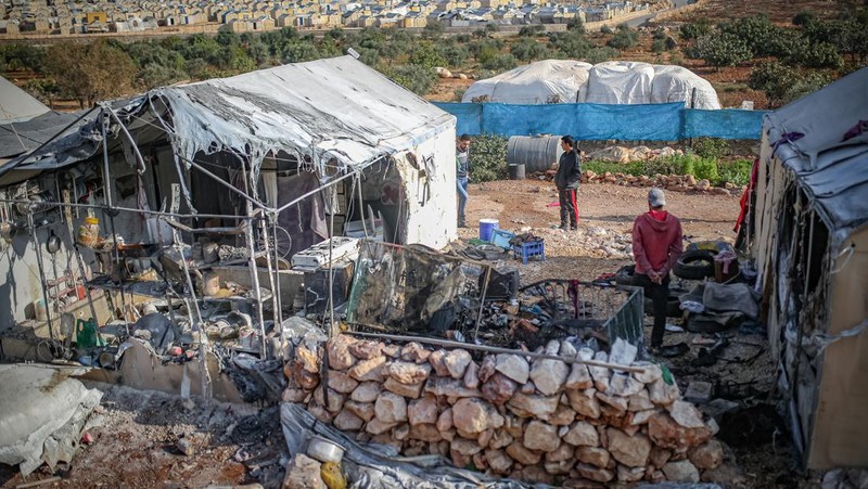 Pemandangan kamp Maram yang rusak, menampung warga sipil yang terlantar, setelah serangan bom tandan yang dilakukan oleh pasukan rezim Assad di Idlib, Suriah pada 06 November 2022. Sedikitnya enam warga sipil telah tewas dan 75 lainnya terluka oleh serangan terbaru rezim Suriah di kamp Idlib. (Muhammed Said/Anadolu Agency via Getty Images)