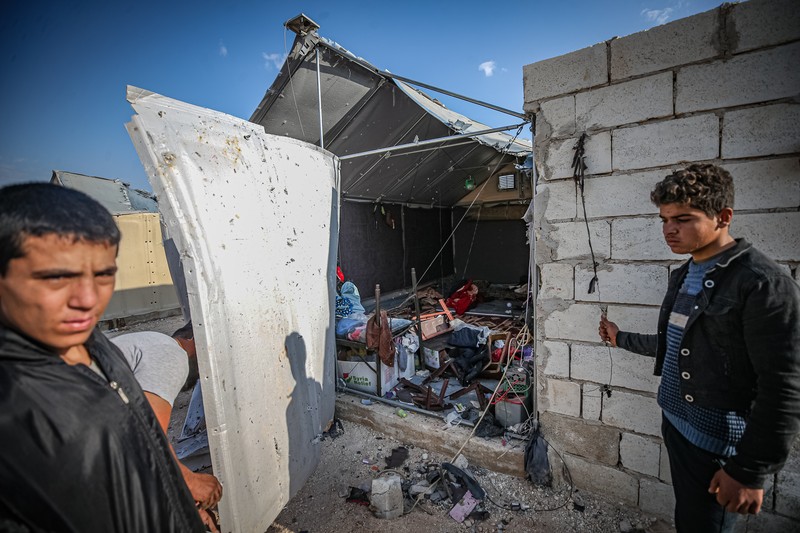 Pemandangan kamp Maram yang rusak, menampung warga sipil yang terlantar, setelah serangan bom tandan yang dilakukan oleh pasukan rezim Assad di Idlib, Suriah pada 06 November 2022. Sedikitnya enam warga sipil telah tewas dan 75 lainnya terluka oleh serangan terbaru rezim Suriah di kamp Idlib. (Muhammed Said/Anadolu Agency via Getty Images)