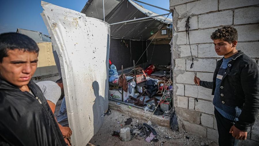 Pemandangan kamp Maram yang rusak, menampung warga sipil yang terlantar, setelah serangan bom tandan yang dilakukan oleh pasukan rezim Assad di Idlib, Suriah pada 06 November 2022. Sedikitnya enam warga sipil telah tewas dan 75 lainnya terluka oleh serangan terbaru rezim Suriah di kamp Idlib. (Muhammed Said/Anadolu Agency via Getty Images)