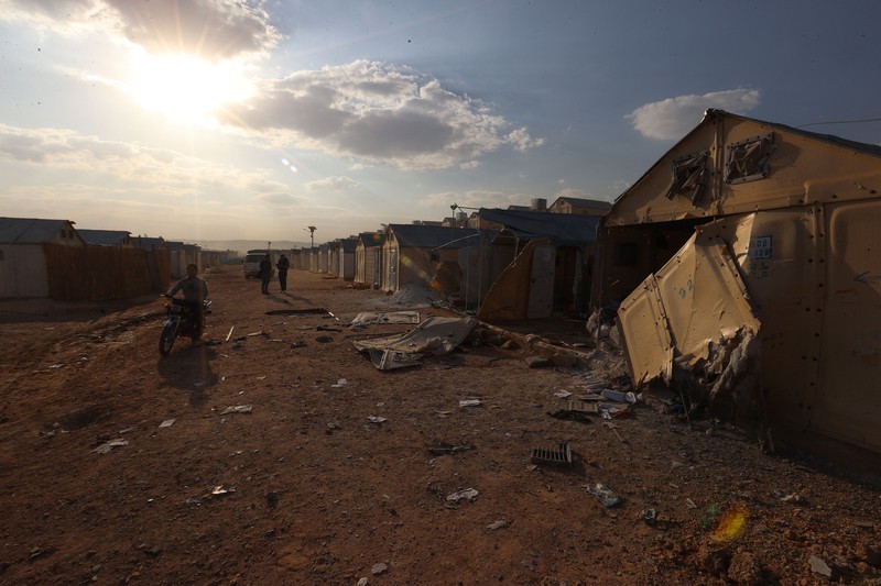Pemandangan kamp Maram yang rusak, menampung warga sipil yang terlantar, setelah serangan bom tandan yang dilakukan oleh pasukan rezim Assad di Idlib, Suriah pada 06 November 2022. Sedikitnya enam warga sipil telah tewas dan 75 lainnya terluka oleh serangan terbaru rezim Suriah di kamp Idlib. (Muhammed Said/Anadolu Agency via Getty Images)