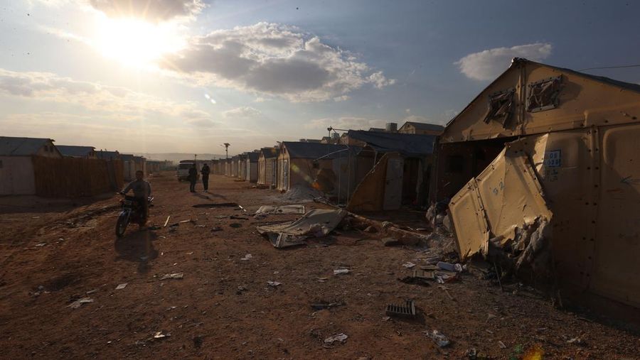 Pemandangan kamp Maram yang rusak, menampung warga sipil yang terlantar, setelah serangan bom tandan yang dilakukan oleh pasukan rezim Assad di Idlib, Suriah pada 06 November 2022. Sedikitnya enam warga sipil telah tewas dan 75 lainnya terluka oleh serangan terbaru rezim Suriah di kamp Idlib. (Muhammed Said/Anadolu Agency via Getty Images)