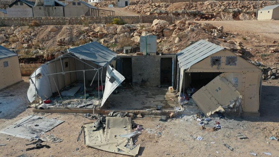Pemandangan kamp Maram yang rusak, menampung warga sipil yang terlantar, setelah serangan bom tandan yang dilakukan oleh pasukan rezim Assad di Idlib, Suriah pada 06 November 2022. Sedikitnya enam warga sipil telah tewas dan 75 lainnya terluka oleh serangan terbaru rezim Suriah di kamp Idlib. (Muhammed Said/Anadolu Agency via Getty Images)