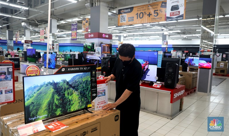 Pemerintah secara resmi telah menghentikan siaran TV analog. Hal ini membuat para pemilik TV 'tabung' itu mencari alternatif yakni beralih ke TV digital. Pemerintah secara resmi telah menghentikan siaran TV analog, Hal ini membuat para pemilik TV 'tabung' itu mencari alternatif lain agar tetap bisa menonton siaran tv, salah satunya yakni beralih ke TV digital. (CNBC Indonesia/ Muhammad Sabki)