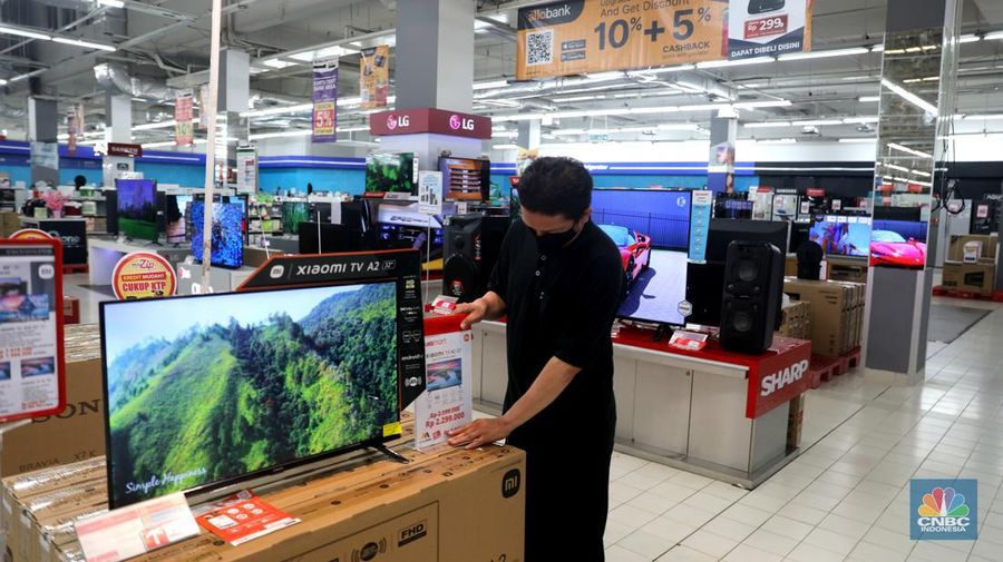 Pemerintah secara resmi telah menghentikan siaran TV analog, Hal ini membuat para pemilik TV 'tabung' itu mencari alternatif lain agar tetap bisa menonton siaran tv, salah satunya yakni beralih ke TV digital. (CNBC Indonesia/ Muhammad Sabki)