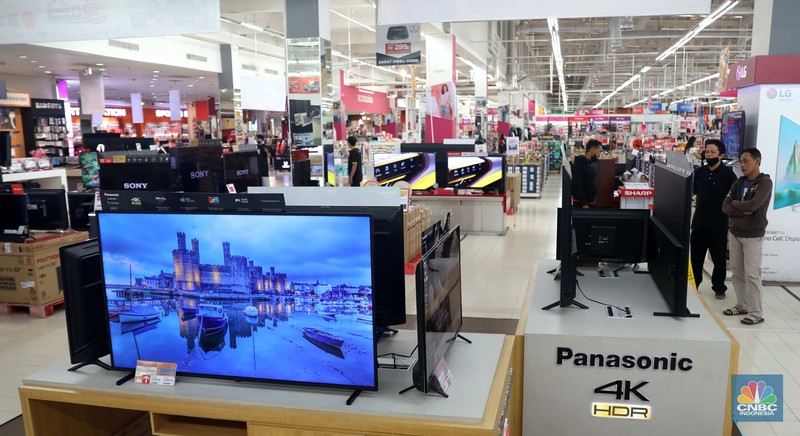 Pemerintah secara resmi telah menghentikan siaran TV analog, Hal ini membuat para pemilik TV 'tabung' itu mencari alternatif lain agar tetap bisa menonton siaran tv, salah satunya yakni beralih ke TV digital. (CNBC Indonesia/ Muhammad Sabki)