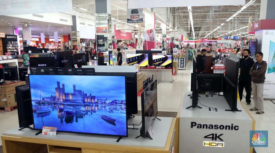 Pemerintah secara resmi telah menghentikan siaran TV analog, Hal ini membuat para pemilik TV 'tabung' itu mencari alternatif lain agar tetap bisa menonton siaran tv, salah satunya yakni beralih ke TV digital. (CNBC Indonesia/ Muhammad Sabki)
