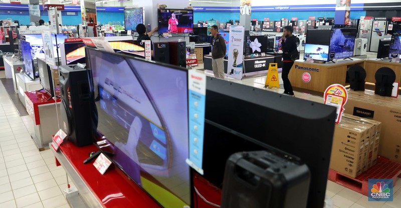 Pemerintah secara resmi telah menghentikan siaran TV analog, Hal ini membuat para pemilik TV 'tabung' itu mencari alternatif lain agar tetap bisa menonton siaran tv, salah satunya yakni beralih ke TV digital. (CNBC Indonesia/ Muhammad Sabki)