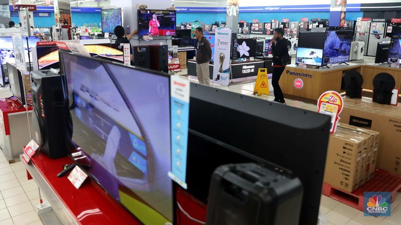 Pemerintah secara resmi telah menghentikan siaran TV analog, Hal ini membuat para pemilik TV 'tabung' itu mencari alternatif lain agar tetap bisa menonton siaran tv, salah satunya yakni beralih ke TV digital. (CNBC Indonesia/ Muhammad Sabki)