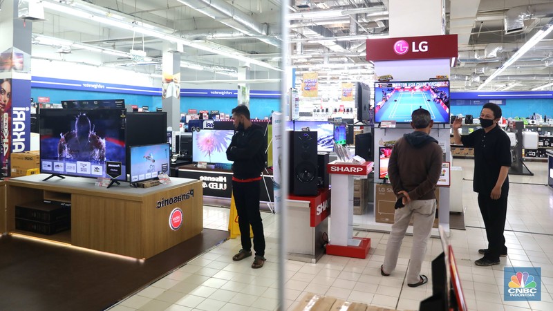 Pemerintah secara resmi telah menghentikan siaran TV analog, Hal ini membuat para pemilik TV 'tabung' itu mencari alternatif lain agar tetap bisa menonton siaran tv, salah satunya yakni beralih ke TV digital. (CNBC Indonesia/ Muhammad Sabki)