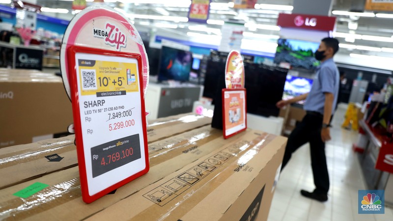 Pemerintah secara resmi telah menghentikan siaran TV analog. Hal ini membuat para pemilik TV 'tabung' itu mencari alternatif yakni beralih ke TV digital. Pemerintah secara resmi telah menghentikan siaran TV analog, Hal ini membuat para pemilik TV 'tabung' itu mencari alternatif lain agar tetap bisa menonton siaran tv, salah satunya yakni beralih ke TV digital. (CNBC Indonesia/ Muhammad Sabki)