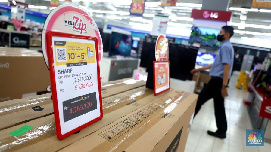 Pemerintah secara resmi telah menghentikan siaran TV analog, Hal ini membuat para pemilik TV 'tabung' itu mencari alternatif lain agar tetap bisa menonton siaran tv, salah satunya yakni beralih ke TV digital. (CNBC Indonesia/ Muhammad Sabki)