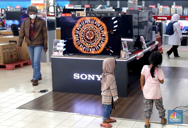 Pemerintah secara resmi telah menghentikan siaran TV analog. Hal ini membuat para pemilik TV 'tabung' itu mencari alternatif yakni beralih ke TV digital. Pemerintah secara resmi telah menghentikan siaran TV analog, Hal ini membuat para pemilik TV 'tabung' itu mencari alternatif lain agar tetap bisa menonton siaran tv, salah satunya yakni beralih ke TV digital. (CNBC Indonesia/ Muhammad Sabki)