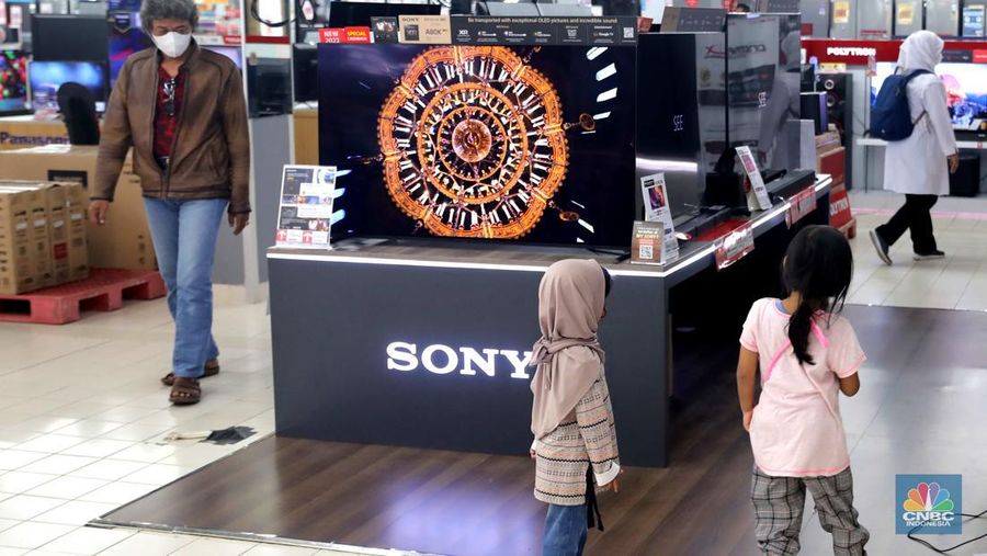 Pemerintah secara resmi telah menghentikan siaran TV analog, Hal ini membuat para pemilik TV 'tabung' itu mencari alternatif lain agar tetap bisa menonton siaran tv, salah satunya yakni beralih ke TV digital. (CNBC Indonesia/ Muhammad Sabki)