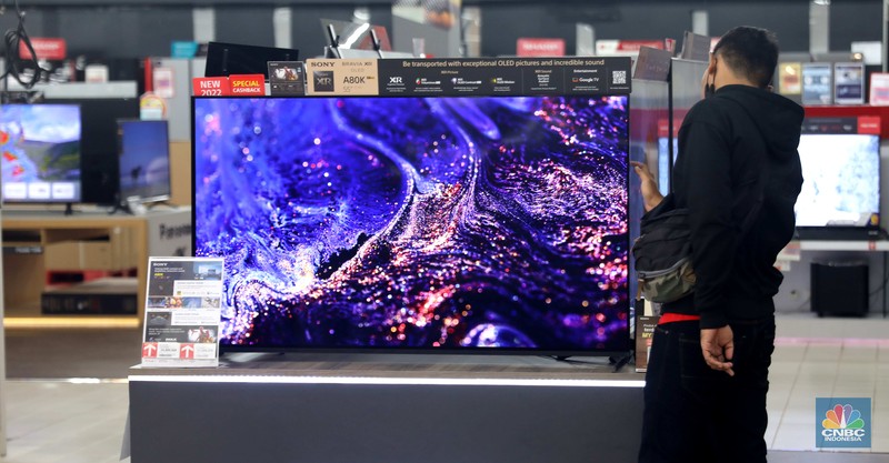 Pemerintah secara resmi telah menghentikan siaran TV analog. Hal ini membuat para pemilik TV 'tabung' itu mencari alternatif yakni beralih ke TV digital. Pemerintah secara resmi telah menghentikan siaran TV analog, Hal ini membuat para pemilik TV 'tabung' itu mencari alternatif lain agar tetap bisa menonton siaran tv, salah satunya yakni beralih ke TV digital. (CNBC Indonesia/ Muhammad Sabki)