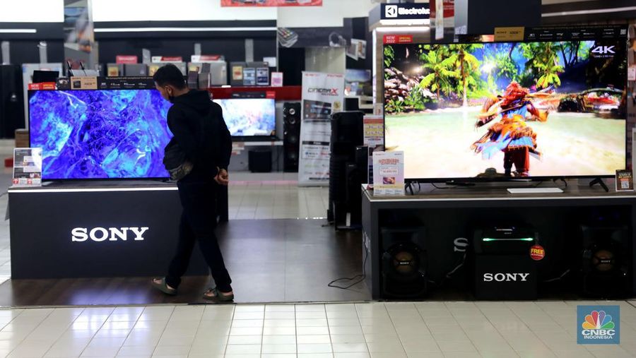 Pemerintah secara resmi telah menghentikan siaran TV analog, Hal ini membuat para pemilik TV 'tabung' itu mencari alternatif lain agar tetap bisa menonton siaran tv, salah satunya yakni beralih ke TV digital. (CNBC Indonesia/ Muhammad Sabki)