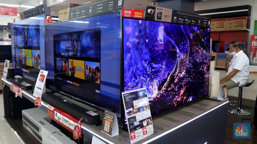 Pemerintah secara resmi telah menghentikan siaran TV analog, Hal ini membuat para pemilik TV 'tabung' itu mencari alternatif lain agar tetap bisa menonton siaran tv, salah satunya yakni beralih ke TV digital. (CNBC Indonesia/ Muhammad Sabki)