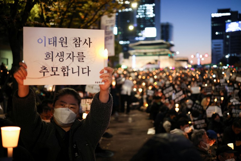 Presiden Korea Selatan Yoon Suk-yeol Mengunjungi lokasi kejadian peristiwa Itaewon saat perayaan Halloween, di Seoul Presiden Korea Selatan Yoon Suk-yeol memegang bunga untuk ditempatkan sebagai penghormatan kepada para korban saat ia mengunjungi lokasi kejadian peristiwa Itaewon saat perayaan Halloween, di Seoul, Korea Selatan, 1 November 2022. (REUTERS/Kim Hong-Ji)
