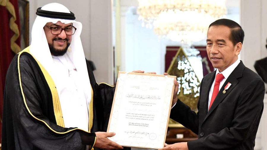 Presiden Joko Widodo menerima Penghargaan Perdamaian Internasional Imam Hasan bin Ali Tahun 2022 yang diserahkan di Istana Merdeka, Jakarta, pada Senin, 7 November 2022. Penghargaan dari Abu Dhabi Forum Peace Award tersebut diserahkan langsung oleh Sekretaris Jenderal Forum Perdamaian Abu Dhabi Cheikhna Abdallah AlSheikh AlMahfodh Bin Bayah. (Foto: Rusman - Biro Pers Sekretariat Presiden)