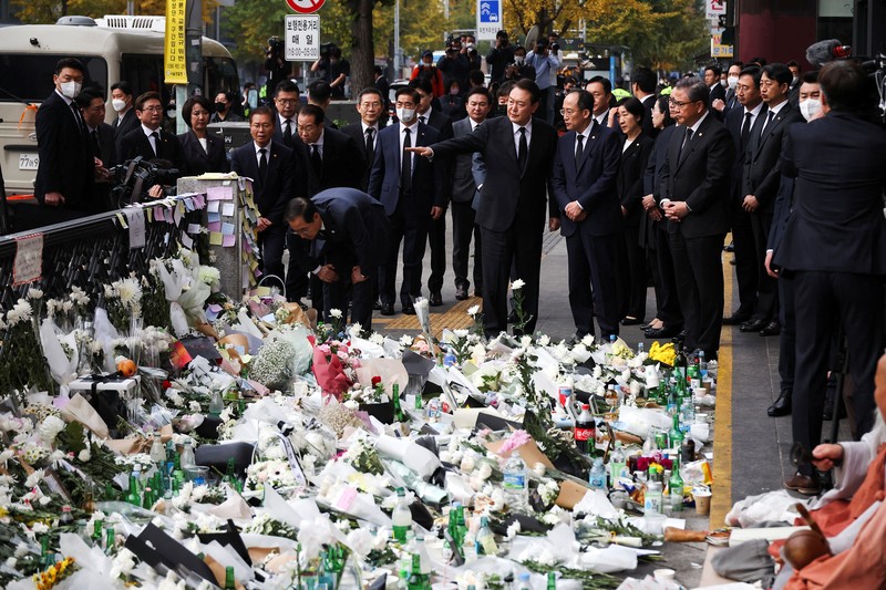 Presiden Korea Selatan Yoon Suk-yeol Mengunjungi lokasi kejadian peristiwa Itaewon saat perayaan Halloween, di Seoul Presiden Korea Selatan Yoon Suk-yeol memegang bunga untuk ditempatkan sebagai penghormatan kepada para korban saat ia mengunjungi lokasi kejadian peristiwa Itaewon saat perayaan Halloween, di Seoul, Korea Selatan, 1 November 2022. (REUTERS/Kim Hong-Ji)