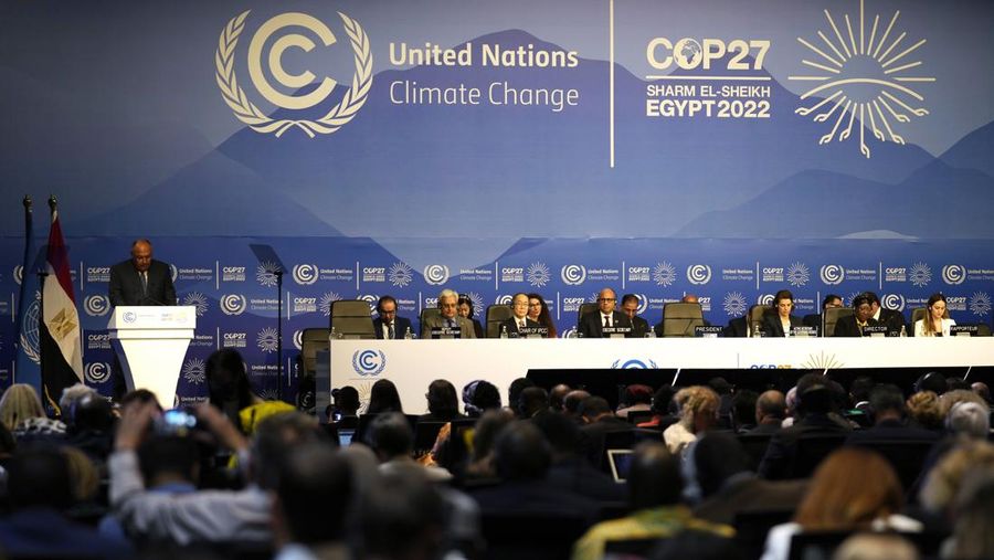Presiden KTT iklim COP27, Sameh Shoukry (kiri) berbicara selama sesi pembukaan KTT Iklim PBB COP27 di Sharm el-Sheikh, Mesir, Minggu, 6 November 2022. Hampir 50 kepala negara atau pemerintah melakukan pertemuan iklim internasional 