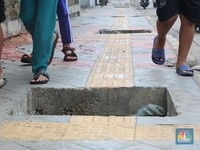 Trotoar Berlubang di Rempoa Tangsel Bikin Bahaya Pejalan Kaki