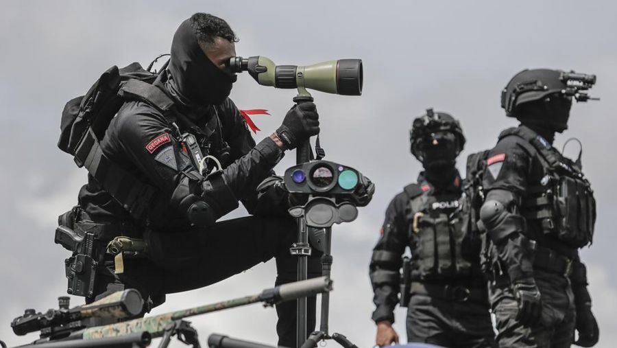 TNI mengikuti apel persiapan pengamanan KTT G20 mendatang di Denpasar, Bali, ,Senin (7/11/2022). Sebanyak 18.030 tim gabungan dari TNI-POlri akan mengamankan Konferensi Tingkat Tinggi (KTT) G20 Head of State and Government Summit pada 15-16 November 2022 mendatang di Nusa Dua, Bali. (Photo by Johannes P. Christo/Anadolu Agency via Getty Images)