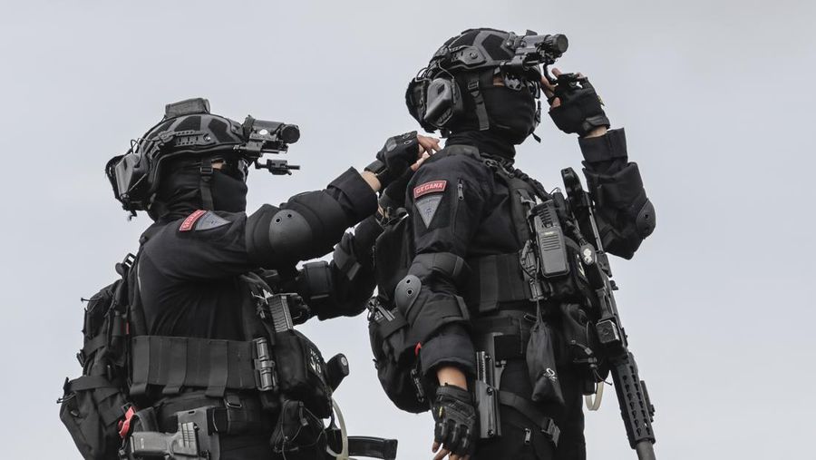 TNI mengikuti apel persiapan pengamanan KTT G20 mendatang di Denpasar, Bali, ,Senin (7/11/2022). Sebanyak 18.030 tim gabungan dari TNI-POlri akan mengamankan Konferensi Tingkat Tinggi (KTT) G20 Head of State and Government Summit pada 15-16 November 2022 mendatang di Nusa Dua, Bali. (Photo by Johannes P. Christo/Anadolu Agency via Getty Images)