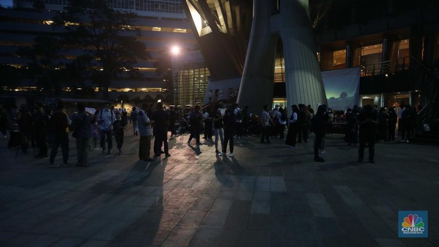 Cuaca mendung dan hujan yang menyelimuti Jakarta sejak pukul 16.00 WIB sampai Selasa malam membuat fenomena gerhana bulan yang berlangsung pukul 15.00 hingga 19.00 WIB tidak bisa dinikmati warga Jakarta. (CNBC Indonesia/ Muhammad Sabki)