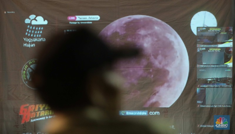 Cuaca mendung dan hujan yang menyelimuti Jakarta sejak pukul 16.00 WIB sampai Selasa malam membuat fenomena gerhana bulan yang berlangsung pukul 15.00 hingga 19.00 WIB tidak bisa dinikmati warga Jakarta. (CNBC Indonesia/ Muhammad Sabki)