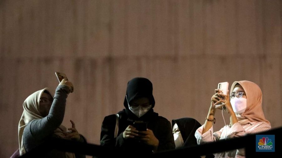 Cuaca mendung dan hujan yang menyelimuti Jakarta sejak pukul 16.00 WIB sampai Selasa malam membuat fenomena gerhana bulan yang berlangsung pukul 15.00 hingga 19.00 WIB tidak bisa dinikmati warga Jakarta. (CNBC Indonesia/ Muhammad Sabki)