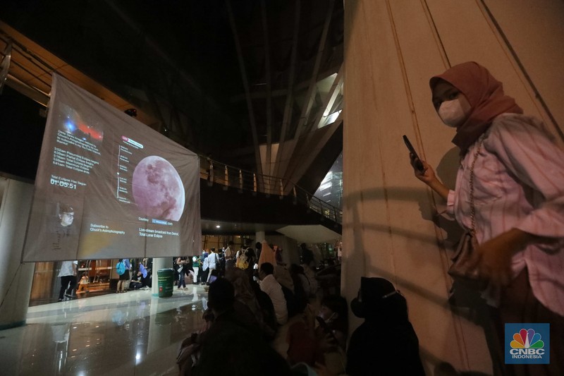 Cuaca mendung dan hujan yang menyelimuti Jakarta sejak pukul 16.00 WIB sampai Selasa malam membuat fenomena gerhana bulan yang berlangsung pukul 15.00 hingga 19.00 WIB tidak bisa dinikmati warga Jakarta. Cuaca mendung dan hujan yang menyelimuti Jakarta sejak pukul 16.00 WIB sampai Selasa malam membuat fenomena gerhana bulan yang berlangsung pukul 15.00 hingga 19.00 WIB tidak bisa dinikmati warga Jakarta. (CNBC Indonesia/ Muhammad Sabki)