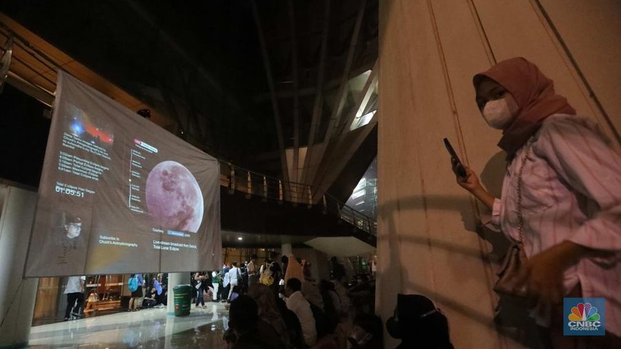 Cuaca mendung dan hujan yang menyelimuti Jakarta sejak pukul 16.00 WIB sampai Selasa malam membuat fenomena gerhana bulan yang berlangsung pukul 15.00 hingga 19.00 WIB tidak bisa dinikmati warga Jakarta. (CNBC Indonesia/ Muhammad Sabki)