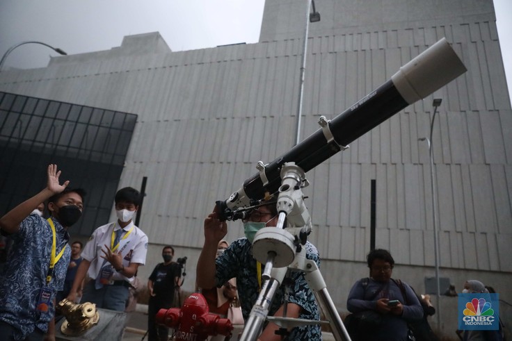 Cuaca mendung dan hujan yang menyelimuti Jakarta sejak pukul 16.00 WIB sampai Selasa malam membuat fenomena gerhana bulan yang berlangsung pukul 15.00 hingga 19.00 WIB tidak bisa dinikmati warga Jakarta. Cuaca mendung dan hujan yang menyelimuti Jakarta sejak pukul 16.00 WIB sampai Selasa malam membuat fenomena gerhana bulan yang berlangsung pukul 15.00 hingga 19.00 WIB tidak bisa dinikmati warga Jakarta. (CNBC Indonesia/ Muhammad Sabki)