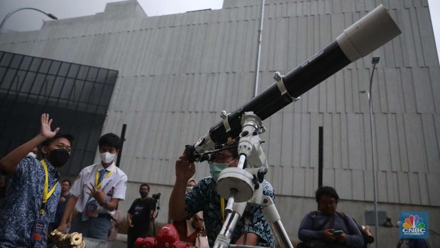 Cuaca mendung dan hujan yang menyelimuti Jakarta sejak pukul 16.00 WIB sampai Selasa malam membuat fenomena gerhana bulan yang berlangsung pukul 15.00 hingga 19.00 WIB tidak bisa dinikmati warga Jakarta. (CNBC Indonesia/ Muhammad Sabki)