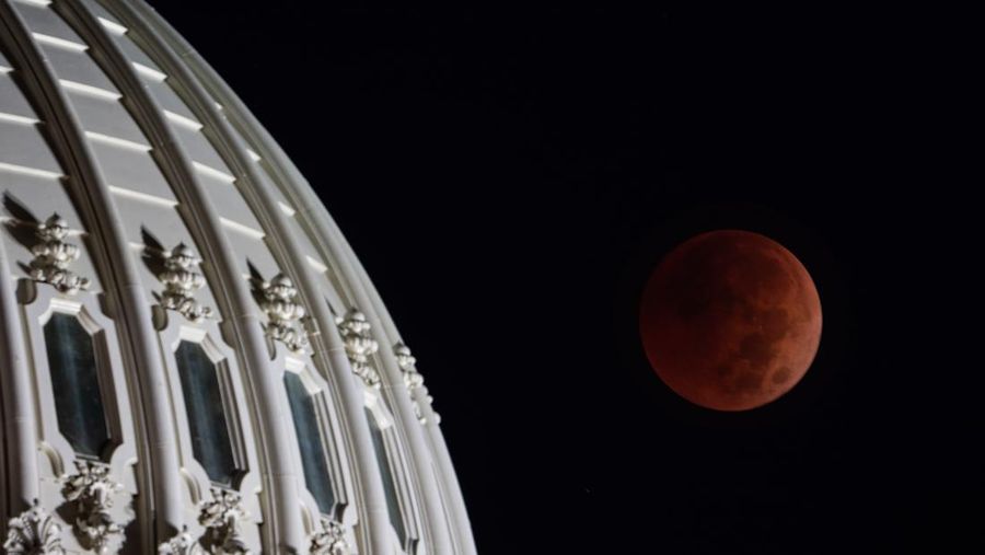 Hari Pemilihan Gerhana bulan darah bulan terlihat di belakang kubah Capitol AS pada Selasa pagi, 8 November 2022. Hari Pemilihan Gerhana bulan darah bulan terlihat di belakang kubah Capitol AS pada Selasa pagi, 8 November 2022. (Bill Clark/CQ-Roll Call, Inc via Getty Images)
