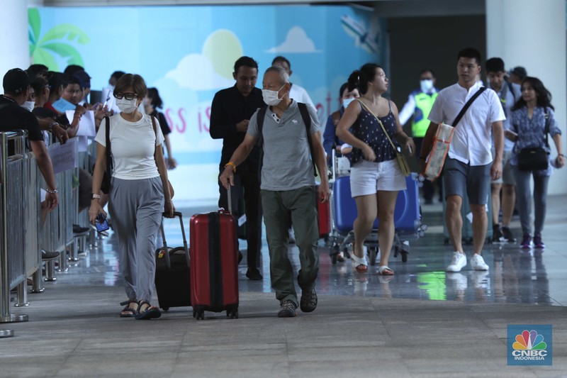 Jelang perhelatan Konferensi Tingkat Tinggi (KTT) G20, Bali mulai dipadati wisatawan di Bandar Udara I Gusti Ngurah Rai, Badung, Bali, Selasa (8/11/2022). (CNBC Indonesia/Tri Susilo) Jelang perhelatan Konferensi Tingkat Tinggi (KTT) G20, Bali mulai dipadati wisatawan di Bandar Udara I Gusti Ngurah Rai, Badung, Bali, Selasa (8/11/2022). (CNBC Indonesia/Tri Susilo)