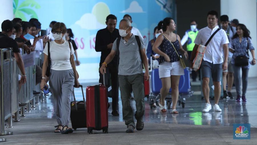 Jelang perhelatan Konferensi Tingkat Tinggi (KTT) G20, Bali mulai dipadati wisatawan di Bandar Udara I Gusti Ngurah Rai, Badung, Bali, Selasa (8/11/2022). (CNBC Indonesia/Tri Susilo)
