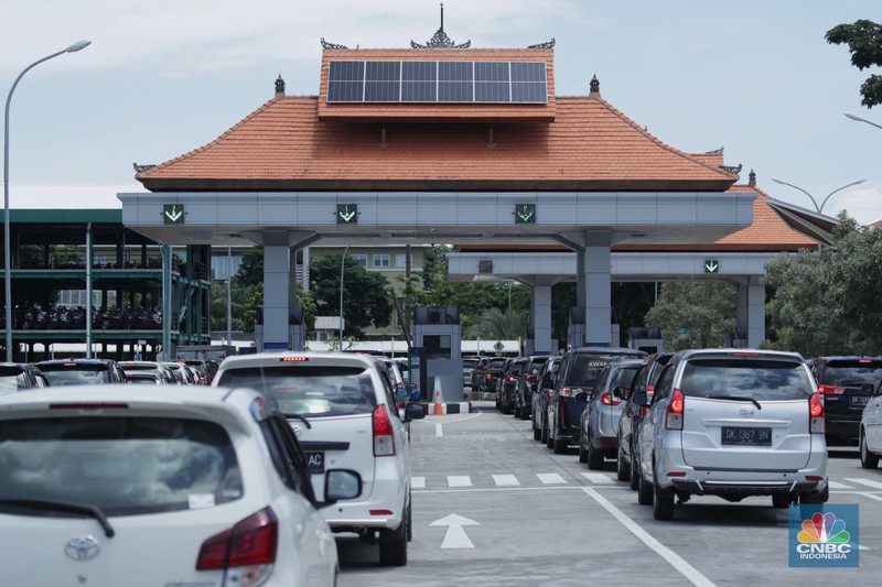 Jelang perhelatan Konferensi Tingkat Tinggi (KTT) G20, Bali mulai dipadati wisatawan di Bandar Udara I Gusti Ngurah Rai, Badung, Bali, Selasa (8/11/2022). (CNBC Indonesia/Tri Susilo) Jelang perhelatan Konferensi Tingkat Tinggi (KTT) G20, Bali mulai dipadati wisatawan di Bandar Udara I Gusti Ngurah Rai, Badung, Bali, Selasa (8/11/2022). (CNBC Indonesia/Tri Susilo)