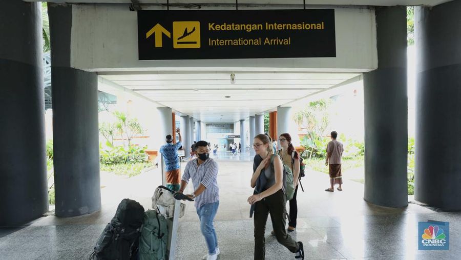 Jelang perhelatan Konferensi Tingkat Tinggi (KTT) G20, Bali mulai dipadati wisatawan di Bandar Udara I Gusti Ngurah Rai, Badung, Bali, Selasa (8/11/2022). (CNBC Indonesia/Tri Susilo)