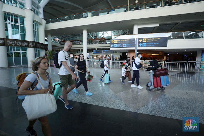 Jelang perhelatan Konferensi Tingkat Tinggi (KTT) G20, Bali mulai dipadati wisatawan di Bandar Udara I Gusti Ngurah Rai, Badung, Bali, Selasa (8/11/2022). (CNBC Indonesia/Tri Susilo) Jelang perhelatan Konferensi Tingkat Tinggi (KTT) G20, Bali mulai dipadati wisatawan di Bandar Udara I Gusti Ngurah Rai, Badung, Bali, Selasa (8/11/2022). (CNBC Indonesia/Tri Susilo)