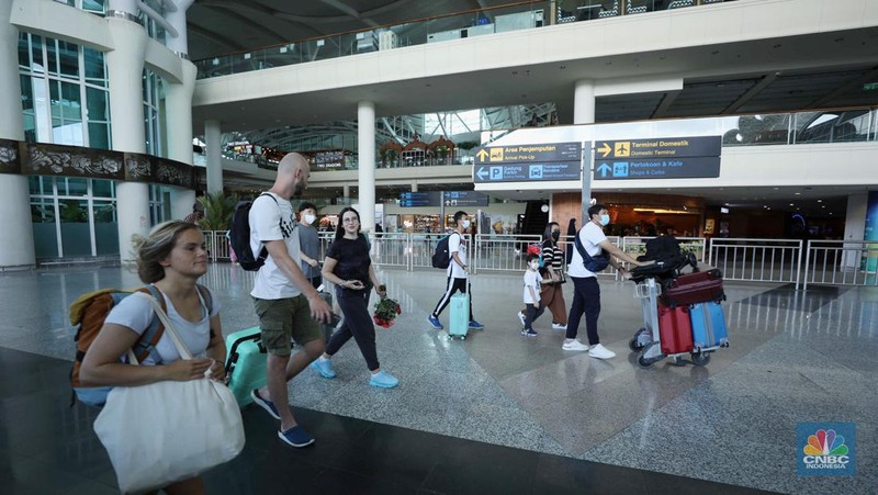 Jelang perhelatan Konferensi Tingkat Tinggi (KTT) G20, Bali mulai dipadati wisatawan di Bandar Udara I Gusti Ngurah Rai, Badung, Bali, Selasa (8/11/2022). (CNBC Indonesia/Tri Susilo)