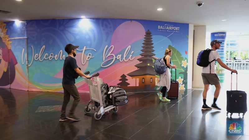 Jelang perhelatan Konferensi Tingkat Tinggi (KTT) G20, Bali mulai dipadati wisatawan di Bandar Udara I Gusti Ngurah Rai, Badung, Bali, Selasa (8/11/2022). (CNBC Indonesia/Tri Susilo) Jelang perhelatan Konferensi Tingkat Tinggi (KTT) G20, Bali mulai dipadati wisatawan di Bandar Udara I Gusti Ngurah Rai, Badung, Bali, Selasa (8/11/2022). (CNBC Indonesia/Tri Susilo)