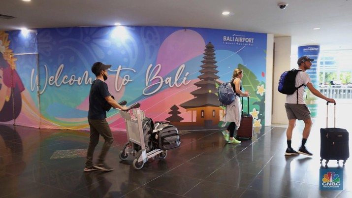 Jelang perhelatan Konferensi Tingkat Tinggi (KTT) G20, Bali mulai dipadati wisatawan di Bandar Udara I Gusti Ngurah Rai, Badung, Bali, Selasa (8/11/2022). (CNBC Indonesia/Tri Susilo)