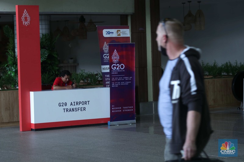 Jelang perhelatan Konferensi Tingkat Tinggi (KTT) G20, Bali mulai dipadati wisatawan di Bandar Udara I Gusti Ngurah Rai, Badung, Bali, Selasa (8/11/2022). (CNBC Indonesia/Tri Susilo) Jelang perhelatan Konferensi Tingkat Tinggi (KTT) G20, Bali mulai dipadati wisatawan di Bandar Udara I Gusti Ngurah Rai, Badung, Bali, Selasa (8/11/2022). (CNBC Indonesia/Tri Susilo)