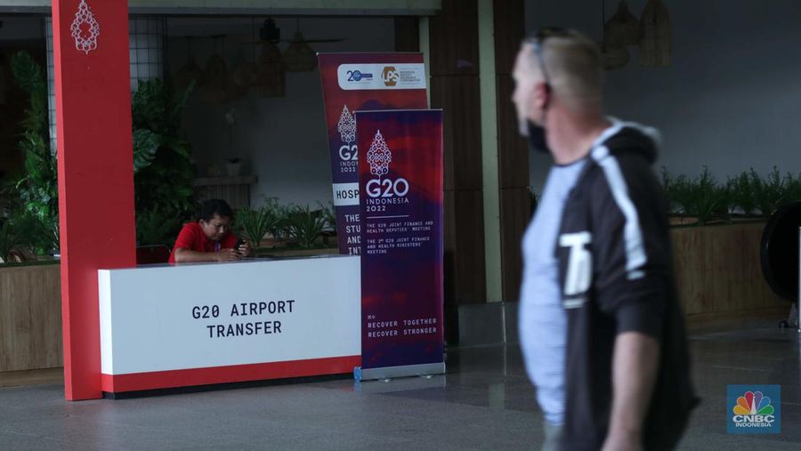 Jelang perhelatan Konferensi Tingkat Tinggi (KTT) G20, Bali mulai dipadati wisatawan di Bandar Udara I Gusti Ngurah Rai, Badung, Bali, Selasa (8/11/2022). (CNBC Indonesia/Tri Susilo)