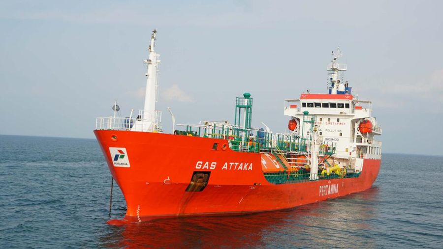 kapal Gas Attaka milik PT Pertamina International Shipping (PIS) berlayar membelah lautan dari pelabuhan Tanjung Sekong di Merak, Banten, menuju Pelabuhan Tanjung Emas Semarang untuk memasok kebutuhan gas LPG masyarakat Jawa Tengah.  (Dok. Pertamina International Shipping)