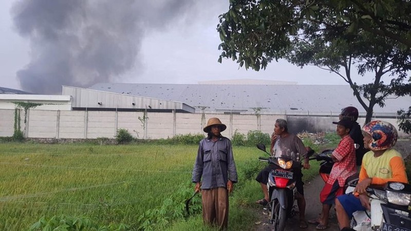 Kebakaran melanda pabrik Gudang Garam Kediri, Jawa Timur. Peristiwa tersebut terekam dalam sebuah video yang memperlihatkan bumbungan api di lokasi kejadian. Kebakaran melanda pabrik Gudang Garam Kediri, Jawa Timur. Peristiwa tersebut terekam dalam sebuah video yang memperlihatkan bumbungan api di lokasi kejadian. (Tangkapan Layar 20Detik.com)