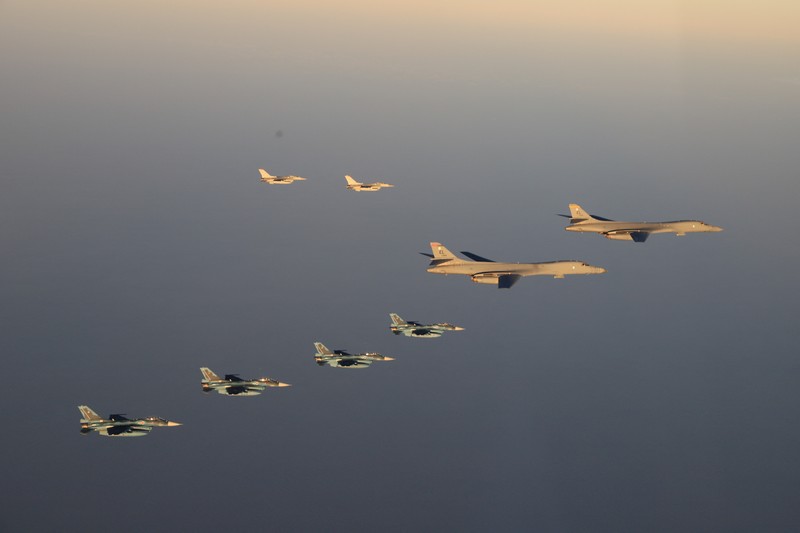 Latihan Militer Jepang dan AS Gambar yang diambil oleh Angkatan Udara Bela Diri Jepang dan dirilis oleh Kantor Staf Gabungan Kementerian Pertahanan Jepang pada 5 November 2022 menunjukkan Pesawat tempur F-2 dari Angkatan Udara Bela Diri Jepang mengadakan latihan militer bersama dengan pesawat pengebom B-1B AS dan pesawat tempur F-16 dari Sayap Tempur ke-35 Jepang di lepas pantai pulau utama paling selatan Jepang, Kyushu, Jepang. (Joint Staff Office of the Defense Ministry of Japan/HANDOUT via REUTERS_
