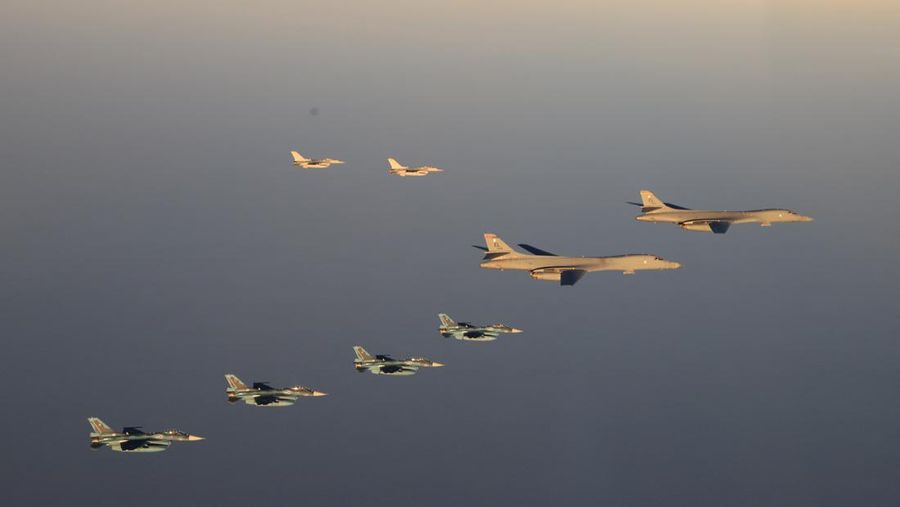 Latihan Militer Jepang dan AS Gambar yang diambil oleh Angkatan Udara Bela Diri Jepang dan dirilis oleh Kantor Staf Gabungan Kementerian Pertahanan Jepang pada 5 November 2022 menunjukkan Pesawat tempur F-2 dari Angkatan Udara Bela Diri Jepang mengadakan latihan militer bersama dengan pesawat pengebom B-1B AS dan pesawat tempur F-16 dari Sayap Tempur ke-35 Jepang di lepas pantai pulau utama paling selatan Jepang, Kyushu, Jepang. (Joint Staff Office of the Defense Ministry of Japan/HANDOUT via REUTERS)