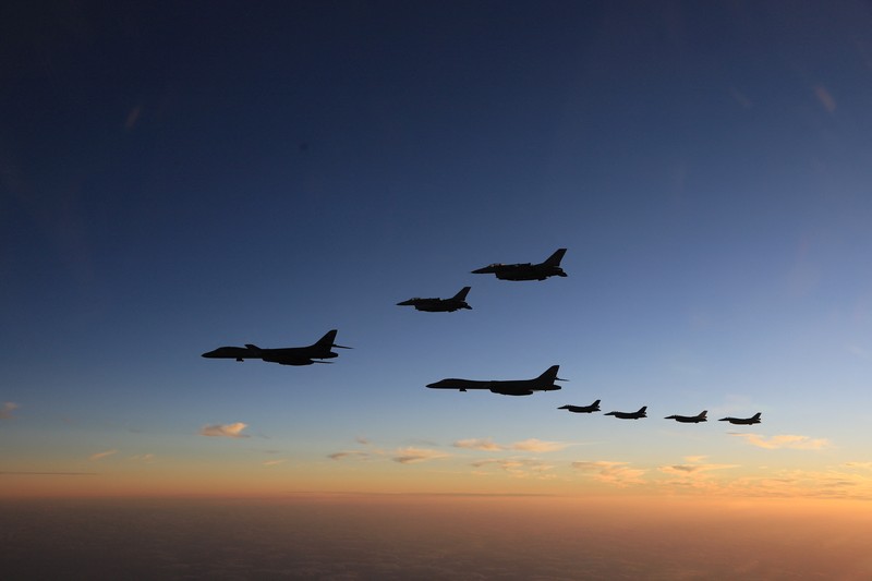 Latihan Militer Jepang dan AS Gambar yang diambil oleh Angkatan Udara Bela Diri Jepang dan dirilis oleh Kantor Staf Gabungan Kementerian Pertahanan Jepang pada 5 November 2022 menunjukkan Pesawat tempur F-2 dari Angkatan Udara Bela Diri Jepang mengadakan latihan militer bersama dengan pesawat pengebom B-1B AS dan pesawat tempur F-16 dari Sayap Tempur ke-35 Jepang di lepas pantai pulau utama paling selatan Jepang, Kyushu, Jepang. (Joint Staff Office of the Defense Ministry of Japan/HANDOUT via REUTERS_